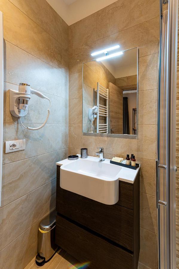 Astare -short Lets In Carrassi- *