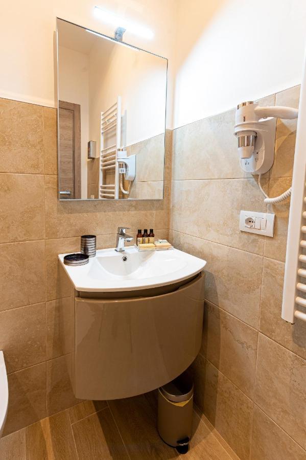 Astare -short Lets In Carrassi- *